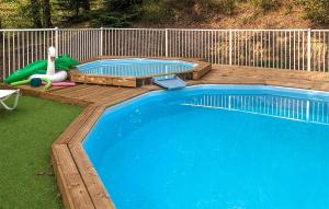 Bazén v ubytování Cozy Home In Altillac With Outdoor Swimming Pool nebo v jeho okolí + 11 fotografií