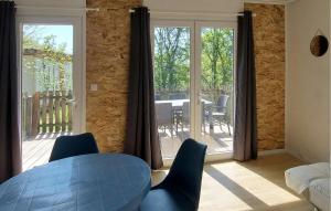 Posezení v ubytování Cozy Home In Altillac With Outdoor Swimming Pool