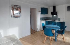 Kuchyň nebo kuchyňský kout v ubytování Cozy Home In Altillac With Outdoor Swimming Pool