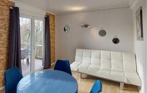 Posezení v ubytování Cozy Home In Altillac With Outdoor Swimming Pool