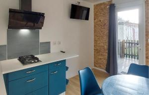 Kuchyň nebo kuchyňský kout v ubytování Cozy Home In Altillac With Outdoor Swimming Pool