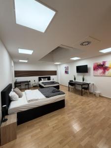 ein großes Schlafzimmer mit einem großen Bett und einem Schreibtisch in der Unterkunft Ferienwohnung Remscheid UHF in Remscheid