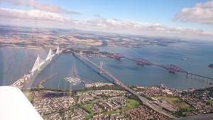 Una vista aérea del puente Golden Gate desde un avión. en Entire Pet Friendly Apartment Self Check In, en Fife
