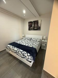 La Casa del Don في كابوا: غرفة نوم بسرير لحاف اسود وبيض