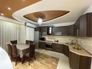 eine Küche mit Tisch und Esszimmer in der Unterkunft Apartment Gostivar in Gostivar