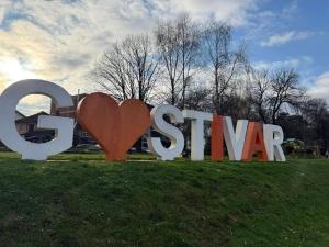 ein Schild mit der Aufschrift „Ich liebe es, auf einem Feld zu singen“ in der Unterkunft Apartment Gostivar in Gostivar