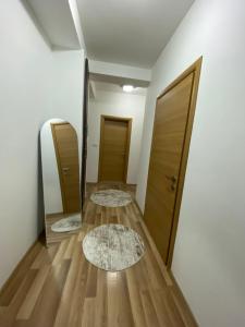 Zimmer mit zwei Türen und einem Teppich auf dem Boden in der Unterkunft Apartment Gostivar in Gostivar + 2 Fotos