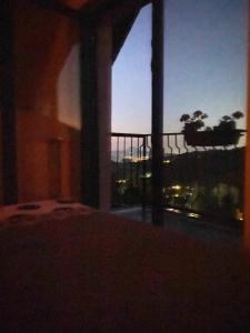 una stanza con una finestra con vista sull'oceano di Festung 57 a Bran