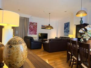a living room with a couch and a table at Domus Altiora Centro in Salamanca