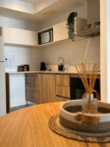 een keuken met een houten tafel en een aanrecht bij Brooklyn Suites MDP in Mar del Plata