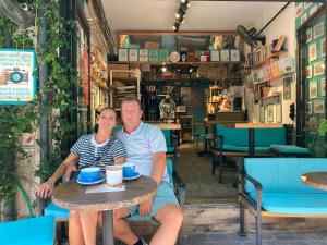 un uomo e una donna seduti a un tavolo in un ristorante di Balat Butik Hotel a Istanbul