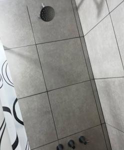 pavimento piastrellato con scarico della doccia di Edificio Meraki 2 a Victoria