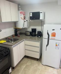 una cucina con frigorifero bianco e forno a microonde di Edificio Meraki 2 a Victoria