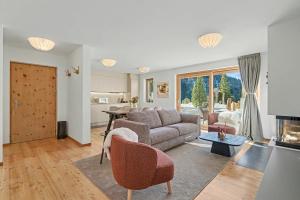 ein Wohnzimmer mit Sofa und Tisch in der Unterkunft Comfort and space for families, 3 bedrooms and garden in Arni Alp