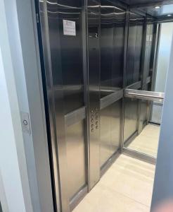 una cabina armadio con frigorifero in acciaio inossidabile di Edificio Meraki 2 a Victoria Altre 8 foto