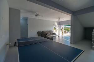 Stolní tenis v ubytování Villa real con piscina panorámica para más de 14 huéspedes nebo okolí