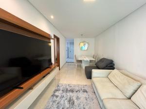 un soggiorno con una grande TV a schermo piatto di Casa Tranquila a Vitória Altre 3 foto