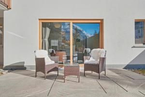 eine Sitzgruppe vor einem Fenster in der Unterkunft Comfort and space for families, 3 bedrooms and garden in Arni Alp