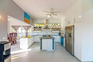 Kuchyň nebo kuchyňský kout v ubytování Villa real con piscina panorámica para más de 14 huéspedes