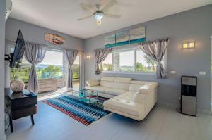 Posezení v ubytování Villa real con piscina panorámica para más de 14 huéspedes