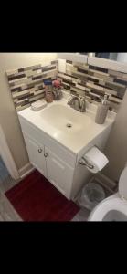 ein Badezimmer mit Waschbecken und Toilette in der Unterkunft 3 Minutes from Hampton U Office & Couple Space in Hampton