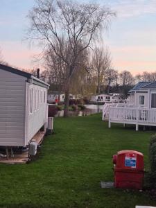 een huis en een tuin met een huis en een tuin bij Leas Happy Haven in Goswick Station