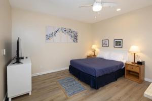 En eller flere senge i et værelse på Coastal Glow