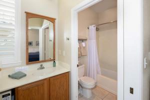 Et badeværelse på Coastal Glow