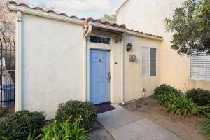 Bygningen som feriehuset ligger i + 5 billeder