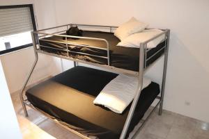 un paio di letti a castello in una stanza di Micaya a Praia