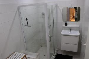un bagno con doccia, wc e lavandino di Micaya a Praia Altre 10 foto