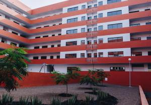 un condominio con alberi di fronte di Micaya a Praia