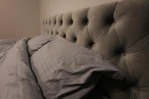 Ένα ή περισσότερα κρεβάτια σε δωμάτιο στο Alpine Yard Nest Busteni +33 φωτογραφίες