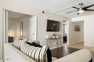 ein Wohnzimmer mit Sofa und Flachbildfernseher in der Unterkunft Old Town Maya in Scottsdale