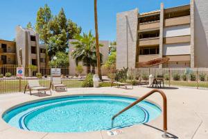 ein Swimmingpool mit Stühlen und einem Gebäude in der Unterkunft Old Town Maya in Scottsdale