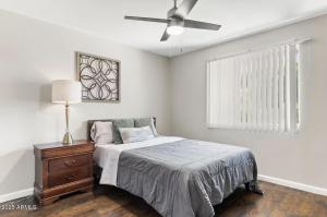 ein Schlafzimmer mit Bett und Deckenventilator in der Unterkunft Old Town Maya in Scottsdale