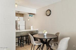 eine Küche und ein Esszimmer mit Tisch und Stühlen in der Unterkunft Old Town Maya in Scottsdale + 3 Fotos