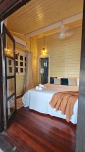 una camera da letto con un letto grande in una stanza di CASA MIRAGE lagoa a Jijoca de Jericoacoara