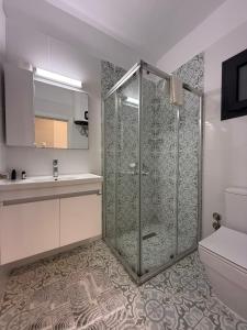 un baño con ducha y lavabo en Caesar Resort & SPA - Rahat & Konforlu Daireler, en Iskele