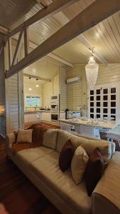 un grande divano in una camera con cucina di CASA MIRAGE lagoa a Jijoca de Jericoacoara