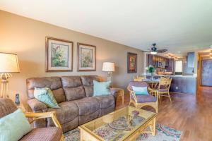 een woonkamer met een bank en een tafel bij Lauloa 102 in Wailuku