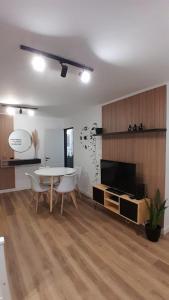 Una sala de estar con una mesa y un televisor. en NUEVA CORDOBA Apartamento ILLIA, Excelente ubicación!!!, en Córdoba