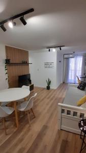 Una sala de estar con una mesa y una mesa y sillas. en NUEVA CORDOBA Apartamento ILLIA, Excelente ubicación!!!, en Córdoba