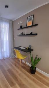 comedor con mesa y silla amarilla en NUEVA CORDOBA Apartamento ILLIA, Excelente ubicación!!!, en Córdoba 11 fotos más