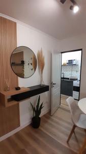Una sala de estar con un espejo y una mesa. en NUEVA CORDOBA Apartamento ILLIA, Excelente ubicación!!!, en Córdoba