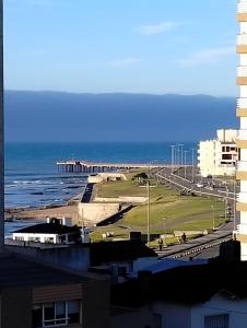 een uitzicht op het strand en de oceaan vanuit een gebouw bij Frente al mar in Miramar