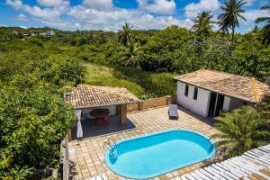 Luftaufnahme eines Hauses mit Swimmingpool in der Unterkunft Beachfront vacation home in Barra de Tabatinga in Nísia Floresta