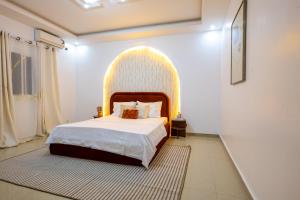 Postel nebo postele na pokoji v ubytování Serenity by Feliho House