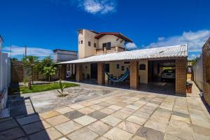ein Haus mit einer Garage davor in der Unterkunft Beachfront vacation home in Barra de Tabatinga in Nísia Floresta
