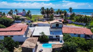 eine Luftaufnahme eines Resorts mit dem Meer im Hintergrund in der Unterkunft Beachfront vacation home in Barra de Tabatinga in Nísia Floresta